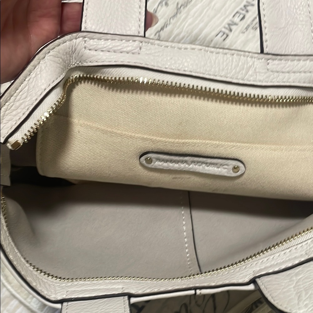 Elegant White Leather Handbag - Picture 3 of 3